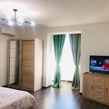 Naberezhna 10, Central Lutskアパートメント エクステリア 写真